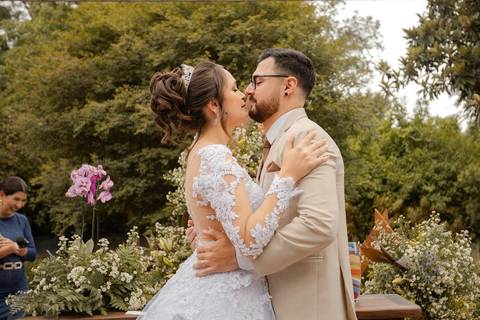 As melhores ideias e inspirações criativas de fotos de casamento registradas por fotógrafos profissionais de eventos da empresa Criativus Foto e Vídeo no Espaço Chácara Vila Velha: Fotos do momento da cerimônia'