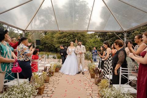 As melhores ideias e inspirações criativas de fotos de casamento registradas por fotógrafos profissionais de eventos da empresa Criativus Foto e Vídeo no Espaço Chácara Vila Velha: Fotos do momento da cerimônia'