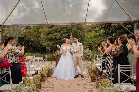 As melhores ideias e inspirações criativas de fotos de casamento registradas por fotógrafos profissionais de eventos da empresa Criativus Foto e Vídeo no Espaço Chácara Vila Velha: Fotos do momento da cerimônia'