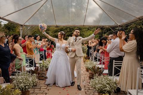 As melhores ideias e inspirações criativas de fotos de casamento registradas por fotógrafos profissionais de eventos da empresa Criativus Foto e Vídeo no Espaço Chácara Vila Velha: Fotos do momento da cerimônia'