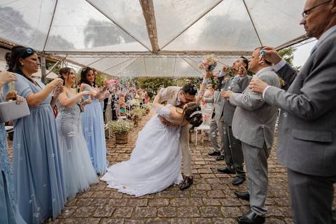 As melhores ideias e inspirações criativas de fotos de casamento registradas por fotógrafos profissionais de eventos da empresa Criativus Foto e Vídeo no Espaço Chácara Vila Velha: Fotos dos noivos e bolhas de sabão na cerimônia'