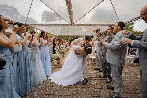 As melhores ideias e inspirações criativas de fotos de casamento registradas por fotógrafos profissionais de eventos da empresa Criativus Foto e Vídeo no Espaço Chácara Vila Velha: Fotos dos noivos e bolhas de sabão na cerimônia'