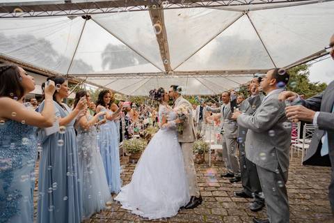 As melhores ideias e inspirações criativas de fotos de casamento registradas por fotógrafos profissionais de eventos da empresa Criativus Foto e Vídeo no Espaço Chácara Vila Velha: Fotos dos noivos e bolhas de sabão na cerimônia'
