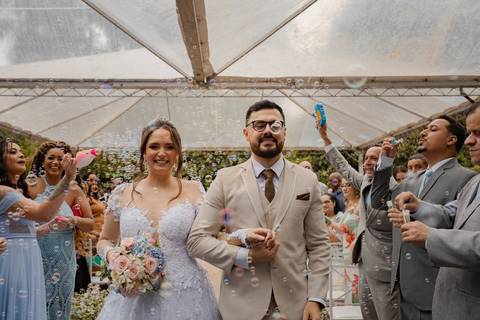 As melhores ideias e inspirações criativas de fotos de casamento registradas por fotógrafos profissionais de eventos da empresa Criativus Foto e Vídeo no Espaço Chácara Vila Velha: Fotos dos noivos e bolhas de sabão na cerimônia'