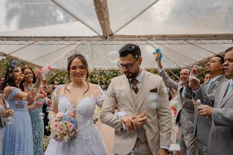 As melhores ideias e inspirações criativas de fotos de casamento registradas por fotógrafos profissionais de eventos da empresa Criativus Foto e Vídeo no Espaço Chácara Vila Velha: Fotos do momento da cerimônia'