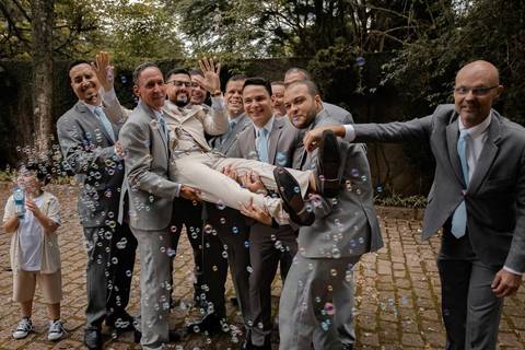 As melhores ideias e inspirações criativas de fotos de casamento registradas por fotógrafos profissionais de eventos da empresa Criativus Foto e Vídeo no Espaço Chácara Vila Velha: Fotos protocolares com os padrinhos '