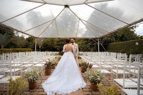 As melhores ideias e inspirações criativas de fotos de casamento registradas por fotógrafos profissionais de eventos da empresa Criativus Foto e Vídeo no Espaço Chácara Vila Velha: Fotos apenas dos noivos'
