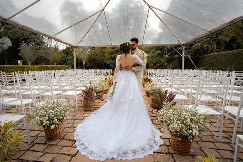 As melhores ideias e inspirações criativas de fotos de casamento registradas por fotógrafos profissionais de eventos da empresa Criativus Foto e Vídeo no Espaço Chácara Vila Velha: Fotos apenas dos noivos'