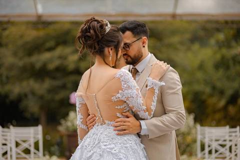 As melhores ideias e inspirações criativas de fotos de casamento registradas por fotógrafos profissionais de eventos da empresa Criativus Foto e Vídeo no Espaço Chácara Vila Velha: Fotos apenas dos noivos'