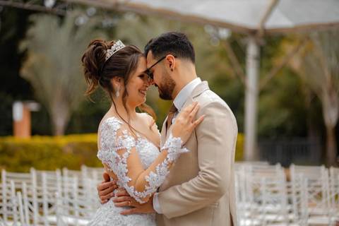 As melhores ideias e inspirações criativas de fotos de casamento registradas por fotógrafos profissionais de eventos da empresa Criativus Foto e Vídeo no Espaço Chácara Vila Velha: Fotos apenas dos noivos'