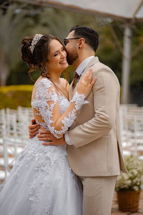 As melhores ideias e inspirações criativas de fotos de casamento registradas por fotógrafos profissionais de eventos da empresa Criativus Foto e Vídeo no Espaço Chácara Vila Velha: Fotos apenas dos noivos'
