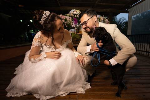 As melhores ideias e inspirações criativas de fotos de casamento registradas por fotógrafos profissionais de eventos da empresa Criativus Foto e Vídeo no Espaço Chácara Vila Velha: Fotos apenas dos noivos e o seu cachorro'