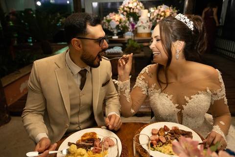 As melhores ideias e inspirações criativas de fotos de casamento registradas por fotógrafos profissionais de eventos da empresa Criativus Foto e Vídeo no Espaço Chácara Vila Velha: Fotos dos momentos dos noivos na festa'