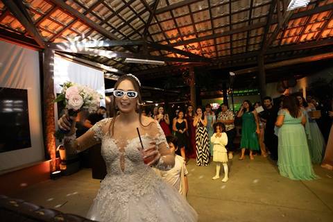 As melhores ideias e inspirações criativas de fotos de casamento registradas por fotógrafos profissionais de eventos da empresa Criativus Foto e Vídeo no Espaço Chácara Vila Velha: Fotos dos momentos dos noivos na festa'