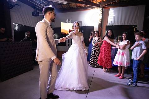As melhores ideias e inspirações criativas de fotos de casamento registradas por fotógrafos profissionais de eventos da empresa Criativus Foto e Vídeo no Espaço Chácara Vila Velha: Fotos dos momentos dos noivos na festa'