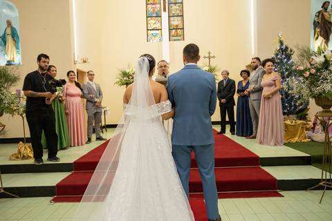 As melhores ideias e inspirações criativas de fotos de casamento registradas por fotógrafos profissionais de eventos da empresa Criativus Foto e Vídeo na igreja Paróquia Santa Francisca Xavier Cabrini: Fotos do momento da cerimônia'