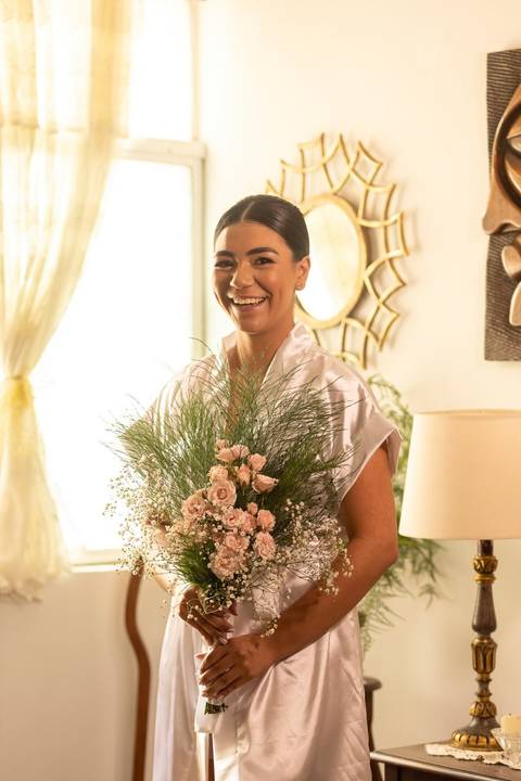 As melhores ideias e inspirações criativas de fotos de casamento registradas por fotógrafos profissionais de eventos da empresa Criativus Foto e Vídeo no Salão em São Paulo: Fotos do making of da noiva'