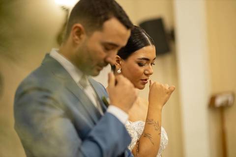 As melhores ideias e inspirações criativas de fotos de casamento registradas por fotógrafos profissionais de eventos da empresa Criativus Foto e Vídeo na igreja Paróquia Santa Francisca Xavier Cabrini: Fotos do momento da cerimônia'