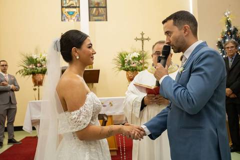 As melhores ideias e inspirações criativas de fotos de casamento registradas por fotógrafos profissionais de eventos da empresa Criativus Foto e Vídeo na igreja Paróquia Santa Francisca Xavier Cabrini: Fotos do momento da cerimônia'