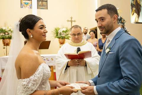 As melhores ideias e inspirações criativas de fotos de casamento registradas por fotógrafos profissionais de eventos da empresa Criativus Foto e Vídeo na igreja Paróquia Santa Francisca Xavier Cabrini: Fotos do momento da cerimônia'