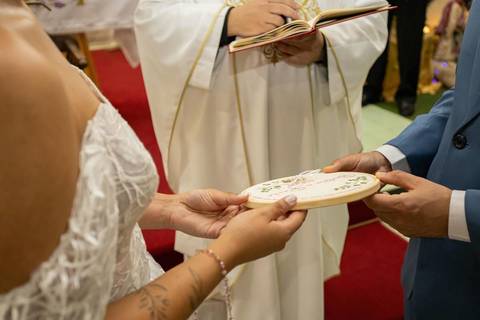 As melhores ideias e inspirações criativas de fotos de casamento registradas por fotógrafos profissionais de eventos da empresa Criativus Foto e Vídeo na igreja Paróquia Santa Francisca Xavier Cabrini: Fotos do momento da cerimônia'