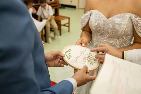 As melhores ideias e inspirações criativas de fotos de casamento registradas por fotógrafos profissionais de eventos da empresa Criativus Foto e Vídeo na igreja Paróquia Santa Francisca Xavier Cabrini: Fotos do momento da cerimônia'