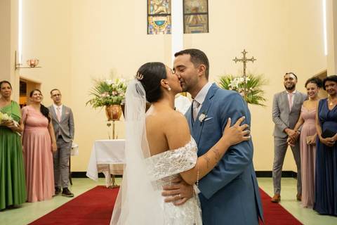 As melhores ideias e inspirações criativas de fotos de casamento registradas por fotógrafos profissionais de eventos da empresa Criativus Foto e Vídeo na igreja Paróquia Santa Francisca Xavier Cabrini: Fotos do momento da cerimônia'