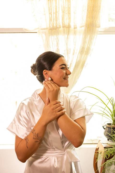 As melhores ideias e inspirações criativas de fotos de casamento registradas por fotógrafos profissionais de eventos da empresa Criativus Foto e Vídeo no Salão em São Paulo: Fotos do making of da noiva'