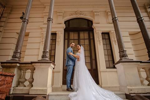 As melhores ideias e inspirações criativas de fotos de casamento registradas por fotógrafos profissionais de eventos da empresa Criativus Foto e Vídeo na igreja Paróquia Santa Francisca Xavier Cabrini: Fotos protocolares dos noivos'