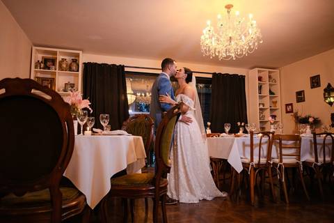 As melhores ideias e inspirações criativas de fotos de casamento registradas por fotógrafos profissionais de eventos da empresa Criativus Foto e Vídeo no Espaço Casa di Nália: Fotos protocolares dos noivos na recepção'