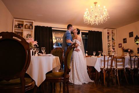 As melhores ideias e inspirações criativas de fotos de casamento registradas por fotógrafos profissionais de eventos da empresa Criativus Foto e Vídeo no Espaço Casa di Nália: Fotos protocolares dos noivos na recepção'