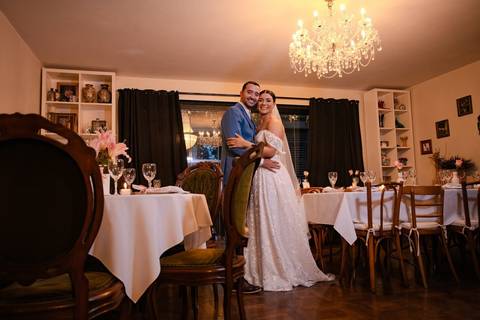 As melhores ideias e inspirações criativas de fotos de casamento registradas por fotógrafos profissionais de eventos da empresa Criativus Foto e Vídeo no Espaço Casa di Nália: Fotos protocolares dos noivos na recepção'