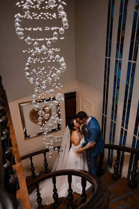 As melhores ideias e inspirações criativas de fotos de casamento registradas por fotógrafos profissionais de eventos da empresa Criativus Foto e Vídeo no Espaço Casa di Nália: Fotos protocolares dos noivos na recepção'