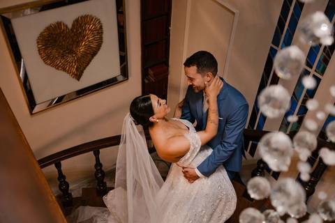 As melhores ideias e inspirações criativas de fotos de casamento registradas por fotógrafos profissionais de eventos da empresa Criativus Foto e Vídeo no Espaço Casa di Nália: Fotos protocolares dos noivos na recepção'