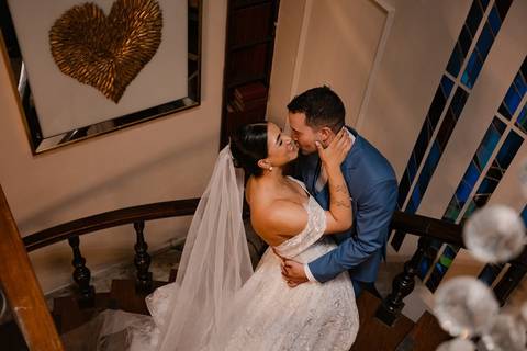 As melhores ideias e inspirações criativas de fotos de casamento registradas por fotógrafos profissionais de eventos da empresa Criativus Foto e Vídeo no Espaço Casa di Nália: Fotos protocolares dos noivos na recepção'