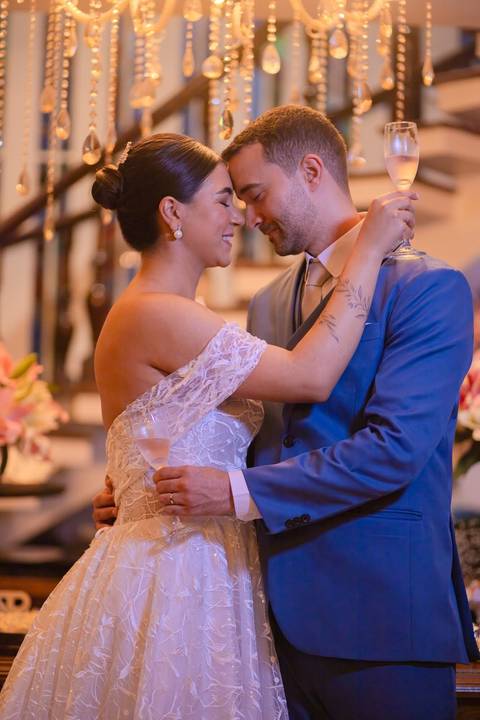 As melhores ideias e inspirações criativas de fotos de casamento registradas por fotógrafos profissionais de eventos da empresa Criativus Foto e Vídeo no Espaço Casa di Nália: Fotos dos noivos na recepção'