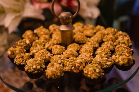 As melhores ideias e inspirações criativas de fotos de casamento registradas por fotógrafos profissionais de eventos da empresa Criativus Foto e Vídeo no Espaço Casa di Nália: Fotos dos doces na recepção'