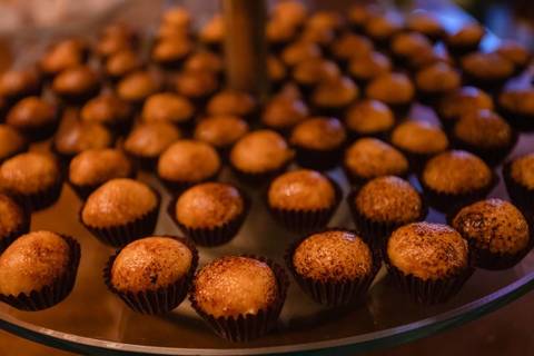 As melhores ideias e inspirações criativas de fotos de casamento registradas por fotógrafos profissionais de eventos da empresa Criativus Foto e Vídeo no Espaço Casa di Nália: Fotos dos doces na recepção'