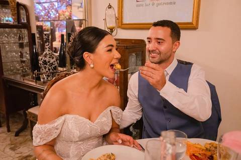 As melhores ideias e inspirações criativas de fotos de casamento registradas por fotógrafos profissionais de eventos da empresa Criativus Foto e Vídeo no Espaço Casa di Nália: Fotos dos noivos na recepção'