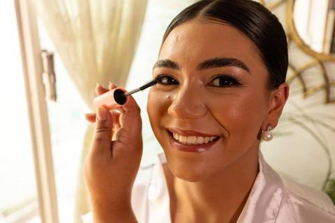 As melhores ideias e inspirações criativas de fotos de casamento registradas por fotógrafos profissionais de eventos da empresa Criativus Foto e Vídeo no Salão em São Paulo: Fotos do making of da noiva'