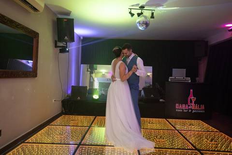 As melhores ideias e inspirações criativas de fotos de casamento registradas por fotógrafos profissionais de eventos da empresa Criativus Foto e Vídeo no Espaço Casa di Nália: Fotos dos noivos na recepção'