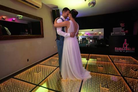 As melhores ideias e inspirações criativas de fotos de casamento registradas por fotógrafos profissionais de eventos da empresa Criativus Foto e Vídeo no Espaço Casa di Nália: Fotos dos noivos na recepção'