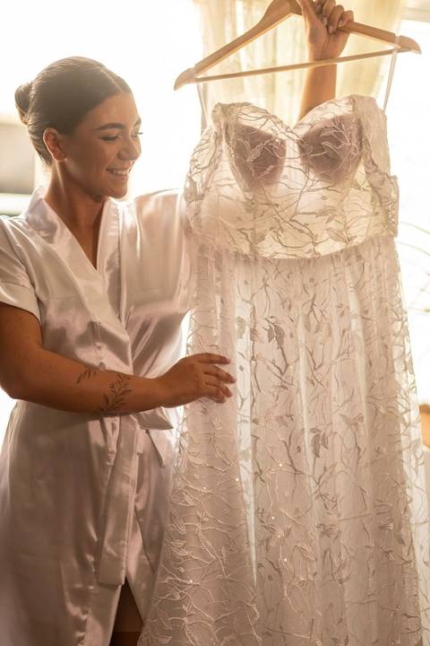 As melhores ideias e inspirações criativas de fotos de casamento registradas por fotógrafos profissionais de eventos da empresa Criativus Foto e Vídeo no Salão em São Paulo: Fotos do making of da noiva'