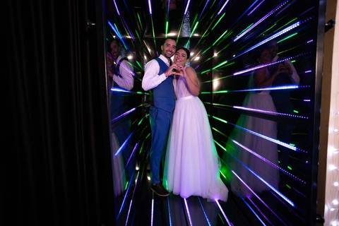 As melhores ideias e inspirações criativas de fotos de casamento registradas por fotógrafos profissionais de eventos da empresa Criativus Foto e Vídeo no Espaço Casa di Nália: Fotos dos noivos na recepção'