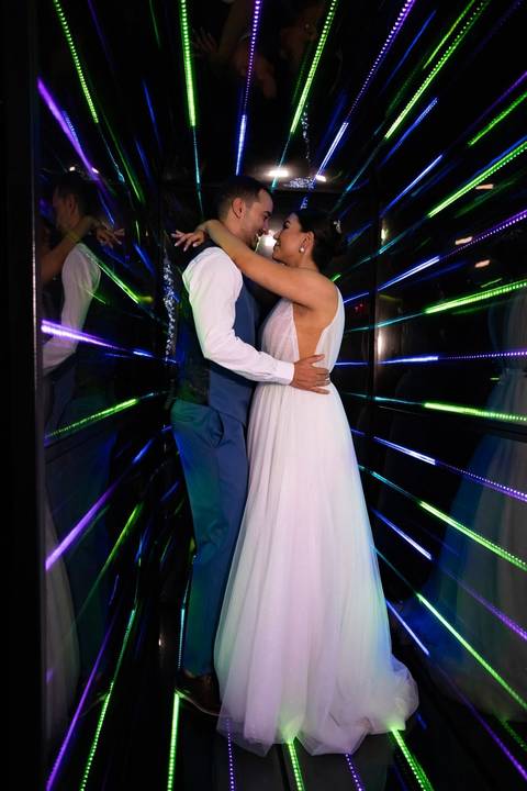 As melhores ideias e inspirações criativas de fotos de casamento registradas por fotógrafos profissionais de eventos da empresa Criativus Foto e Vídeo no Espaço Casa di Nália: Fotos dos noivos na recepção'