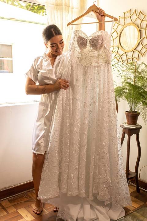 As melhores ideias e inspirações criativas de fotos de casamento registradas por fotógrafos profissionais de eventos da empresa Criativus Foto e Vídeo no Salão em São Paulo: Fotos do making of da noiva'