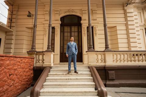 As melhores ideias e inspirações criativas de fotos de casamento registradas por fotógrafos profissionais de eventos da empresa Criativus Foto e Vídeo na igreja Paróquia Santa Francisca Xavier Cabrini: Fotos do making of do noivo'