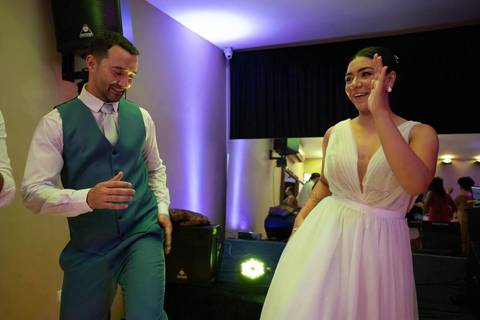 As melhores ideias e inspirações criativas de fotos de casamento registradas por fotógrafos profissionais de eventos da empresa Criativus Foto e Vídeo no Espaço Casa di Nália: Fotos dos noivos na recepção'