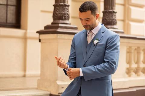 As melhores ideias e inspirações criativas de fotos de casamento registradas por fotógrafos profissionais de eventos da empresa Criativus Foto e Vídeo na igreja Paróquia Santa Francisca Xavier Cabrini: Fotos do making of do noivo'