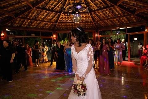 As melhores ideias e inspirações criativas de fotos de casamento registradas por fotógrafos profissionais de eventos da empresa Criativus Foto e Vídeo no Espaço Nelial: Fotos dos noivos na festa'